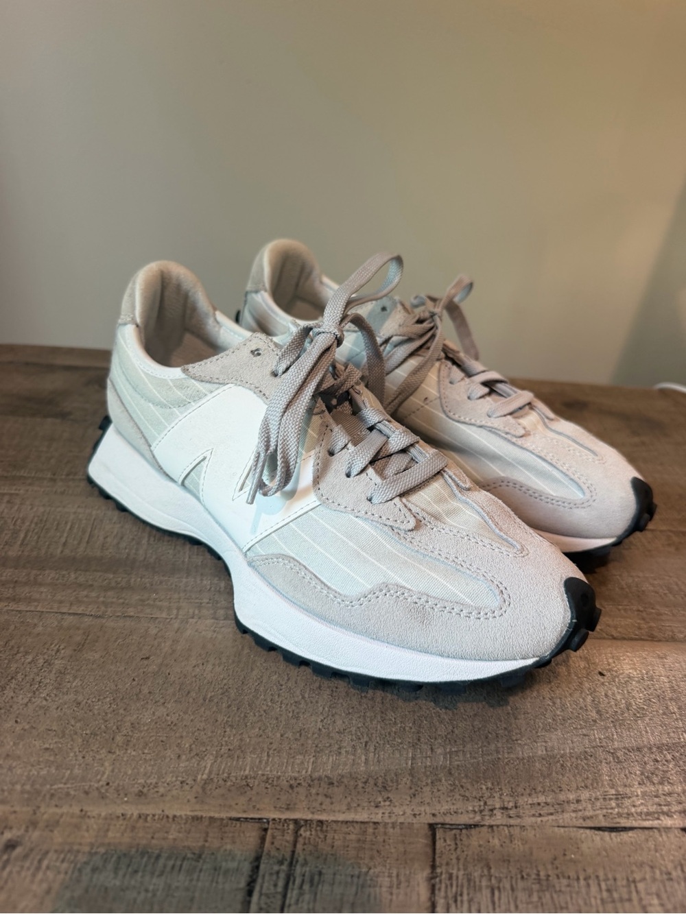 New Balance 327 sneakers in raincloud/white